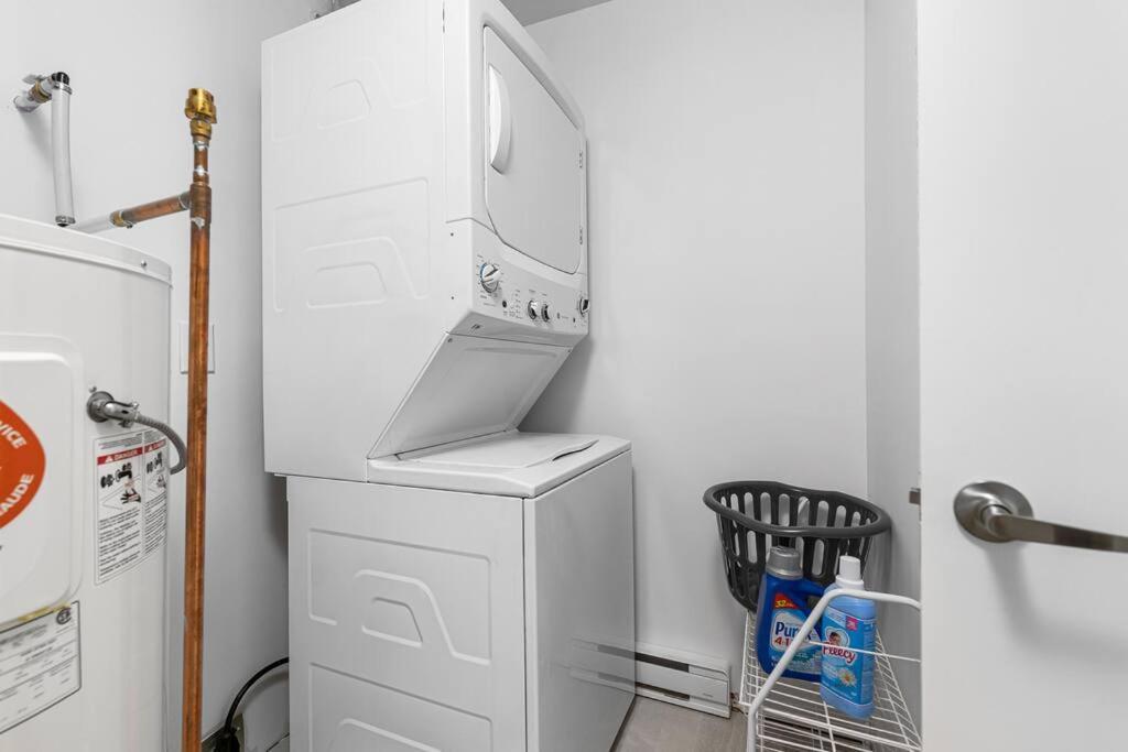 Beautiful 1 Bedroom Apartment - Private Entrance Moncton Exterior foto