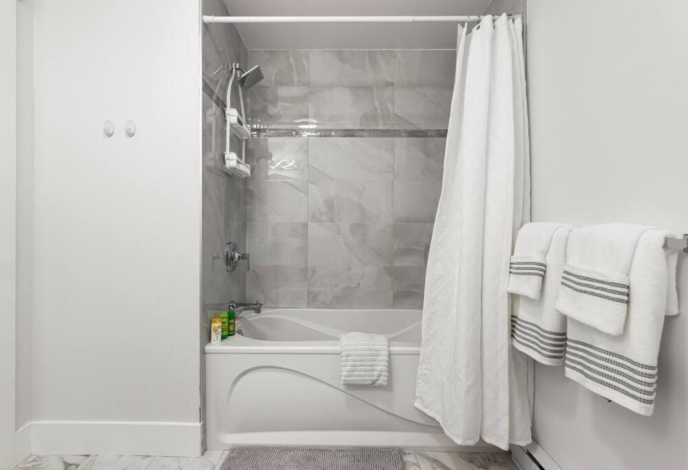 Beautiful 1 Bedroom Apartment - Private Entrance Moncton Exterior foto